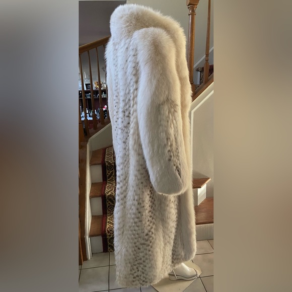 Elegant White Fox Fur Coat With Brownish Fur Markings - Picture 6 of 11